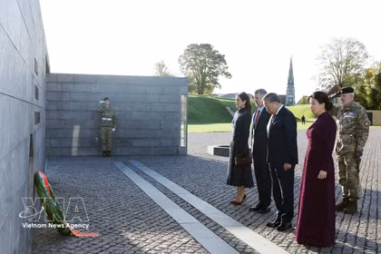 El secretario general del Partido Comunista de Vietnam y presidente de la República, To Lam, acompañado de su esposa, Ngo Phuong Ly, y de los reyes Federico X y María de Dinamarca, deposita una ofrenda floral en el Monumento al Esfuerzo Internacional de Dinamarca desde 1948. (Fuente: VNA)