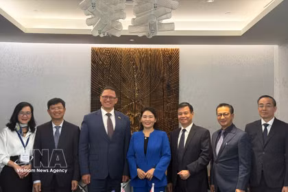 La auditora general adjunta del Estado de Vietnam, Ha Thi My Dung, el primer vicepresidente del Comité Estatal de Control de Belarús, Dmitry Basko, y delegados. (Fuente: VNA)