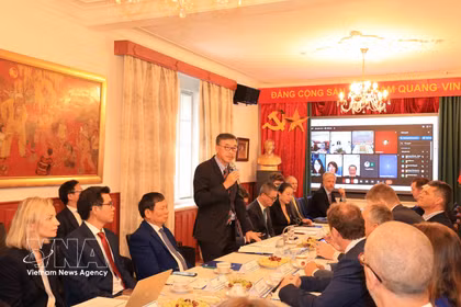 El embajador de Vietnam en la República Checa, Duong Hoai Nam,