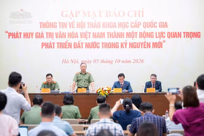 El teniente general Phan Xuan Tuy, director de la Academia Política de Seguridad Popular, habla en la rueda de prensa. (Fuente: photo quochoi.vn)