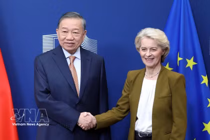 El secretario general del Partido Comunista y presidente de Vietnam, To Lam, y la presidenta de la Comisión Europea, Ursula von der Leyen. (Fuente: VNA)