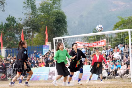 Un momento del partido entre Lam Thuong (de la provincia de Lao Cai) y Mong Duong (de la provincia de Quang Ninh) el 7 de diciembre de 2025. (Fuente: VNA)