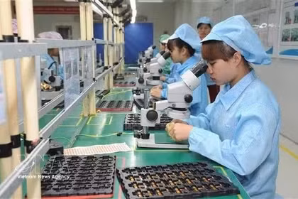 Inspección de calidad del producto antes del envío en la empresa Vietonic, en el Parque Industrial Dinh Tram, de la provincia de Bac Ninh. (Fuente: VNA)