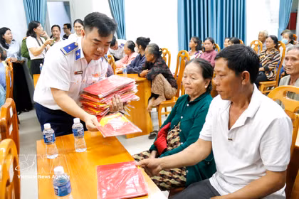 El Mando de la Región 3 de la Guardia Costera entrega la bandera nacional a los pescadores del barrio de Tien Thanh (provincia de Lam Dong). (Fuente: VNA)