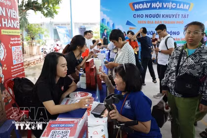 Un gran número de personas con discapacidad buscan oportunidades de empleo en la "Feria de Empleo para Personas con Discapacidad de la ciudad". (Fuente: VNA)