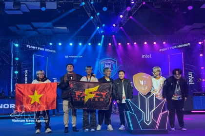 El equipo Fancy United Esports, en representación de Vietnam, en el evento APAC Predator League 2026. (Fuente: VNA)