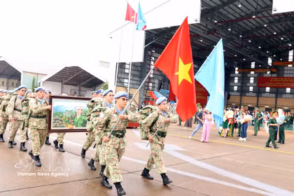 En la mañana del 22 de septiembre de 2025, en el Aeropuerto Internacional de Tan Son Nhat, el Ministerio de Defensa Nacional celebró una ceremonia de despedida para el Hospital de Campaña de Nivel 2, Rotación 7, y la Unidad de Ingenieros, Rotación 4, que partieron para participar en las misiones de mantenimiento de la paz de ONU en la Misión de las Naciones Unidas en Sudán del Sur y en la región de Abyei, bajo la Fuerza Provisional de Seguridad de ONU para Abyei. (Fuente: VNA)