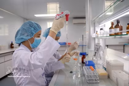 Los investigadores del Instituto de Vacunas y Productos Médicos Biológicos del Ministerio de Salud (con sede en la provincia de Khanh Hoa) investigan y prueban vacunas.