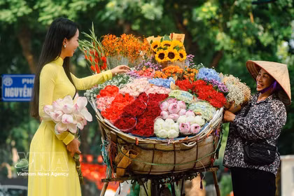 Los vendedores de flores son un elemento característico del otoño en Hanoi. (Fuente: VNA)