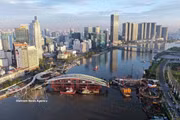 Unen el tramo principal del puente peatonal sobre el río Saigón