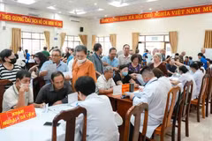 Médicos del Hospital Thong Nhat de Ciudad Ho Chi Minh realizan chequeos médicos gratuitos para beneficiarios de políticas sociales, personas con méritos revolucionarios y sus familiares en el barrio de Vung Tau. (Foto: VNA)