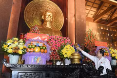 Presidente de Asamblea Nacional rinde homenaje a los heroicos mártires en Ciudad Ho Chi Minh (Foto: daibieunhandan.vn)