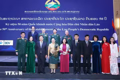 Líderes vietnamitas asisten a la celebración del 50.º Día Nacional de Laos. (Foto: VNA)