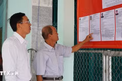 Electores consultan las reseñas biográficas de los candidatos al Consejo Popular de la comuna de Tan Hong (Dong Thap) para el período 2026-2031. (Foto: VNA)