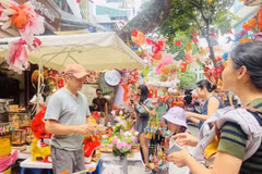 Niños acompañados por sus padres visitan la calle capitalina de Hang Ma para comprar juguetes del Festival de Medio Otoño. Foto: VNA