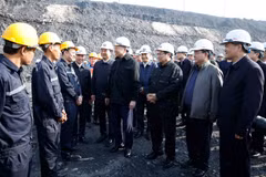 El secretario general del Partido Comunista de Vietnam, To Lam, extiende saludos del Tet a mineros del carbón en Quang Ninh (Foto: VNA)