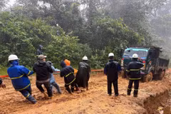 Lineros de la compañía eléctrica de Quang Tri superan todas las dificultades, esforzándose por llevar electricidad a las aldeas y poblados remotos antes del 15 de diciembre. Foto: VNA