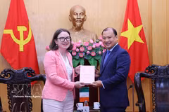 El subdirector permanente de la Academia Nacional de Política Ho Chi Minh, Le Hai Binh, y la embajadora irlandesa en Hanoi, Deirdre Ní Fhallúin. (Foto: VNA)