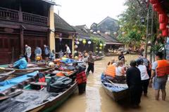 El casco antiguo de Hoi An queda sumergido por lluvias intensas y prolongadas. (Foto: VNA)