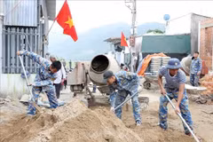 Efectivos de la Brigada 162 de la Armada y de la Policía provincial se esfuerzan para completar la construcción de las viviendas (Foto: VNA)