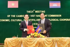 El miembro del Comité Central del Partido Comunista de Vietnam (PCV) y ministro de Relaciones Exteriores, Le Hoai Trung, y el miembro del Comité Permanente del Partido Popular de Camboya (PPC), viceprimer ministro y titular de Asuntos Exteriores y Cooperación Internacional, Prak Sokhonn. (Foto: VNA)