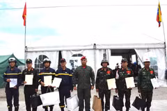 Gobierno de Venezuela condecora a brigada de rescate de Vietnam. (Foto: qdnd.vn)