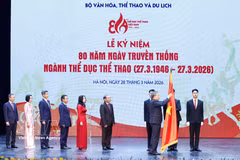El secretario general del Partido Comunista de Vietnam, To Lam, entrega la Orden del Trabajo de Primera Clase al Departamento de Deportes y Educación Física de Vietnam. (Foto: VNA)