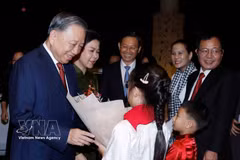 El secretario general del Partido Comunista y presidente de Vietnam, To Lam, y su cónyuge, Ngo Phuong Ly, llegan al aeropuerto de Changi para iniciar una visita de Estado a Singapur. (Foto: VNA)