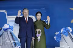 El secretario general del Partido Comunista y presidente de Vietnam, To Lam, acompañado por su cónyuge, Ngo Phuong Ly, viaja a Singapur para una visita de Estado. (Foto: VNA)