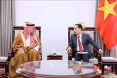 El ministro de Relaciones Exteriores de Vietnam, Le Hoai Trung, recibe al embajador saliente de Arabia Saudita, Mohammed Ismaeil A. Dahlwy. (Foto: VNA)