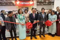 El embajador de Vietnam en Singapur, Tran Phuoc Anh, y representantes del Departamento de Turismo de Ciudad Ho Chi Minh en ITB Asia 2025. (Foto: VNA)