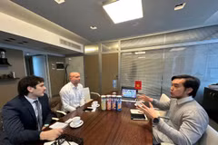 La sesión de trabajo entre la Oficina Comercial de Vietnam en Argentina, concurrente en Paraguay y Uruguay, y representantes de CMA Paraguay (CMA). (Foto: VNA)