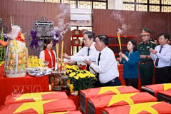 El presidente de la Asamblea Nacional de Vietnam, Tran Thanh Man, rinde homenaje a mártires. (Foto: VNA)