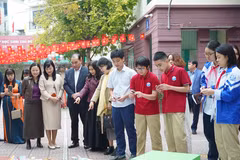 Estudiantes presentan modelos STEM durante el evento. (Foto: Vietnam+)
