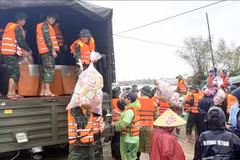 Administración de Reservas Estatales de Vietnam entrega suministros a los afectados por lluvias e inundaciones