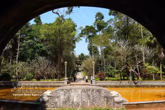 Camino hacia la Sala Principal de la Pagoda Tu Hieu visto desde la entrada principal. (Foto: VNA)