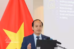 El presidente de la Asociación de Intelectuales Vietnamitas en Bélgica y Luxemburgo (ViLaB), Phung Quoc Tri, en el seminario. (Foto: VNA)
