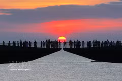 Turistas contemplando el atardecer en la zona especial de Phu Quoc. (Foto: VNA)
