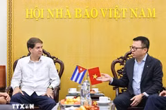 El presidente de la Asociación de Periodistas de Vietnam, Le Quoc Minh, y Jorge Legañoa Alonso, presidente de la Agencia Informativa Latinoamericana Prensa Latina. (Foto: VNA)
