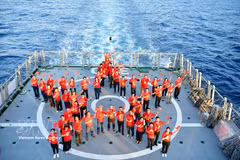 Más de 60 vietnamitas residentes en el extranjero participan en el programa de visitas a los soldados y habitantes del distrito insular de Truong Sa y la plataforma DK1 del 18 al 26 de abril de 2025. (Foto: VNA)