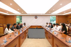 El viceministro vietnamita de Finanzas, Cao Anh Tuan, recibe a dirigentes de TikTok Vietnam. (Foto: thoibaotaichinhvietnam.vn)
