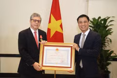 El embajador de Brasil en Vietnam, Marco Farani, recibe la Orden de la Amistad. (Foto: Cancillería)