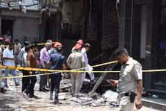 El grave incendio ocurrido el 3 de junio en el hotel Flourish Stay, ubicado en la zona de Malviya Nagar, al sur de Nueva Delhi. (Foto: Xinhua/ VNA)