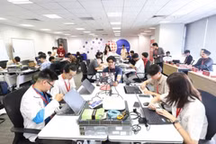 Los participantes adquieren conocimientos fundamentales sobre el despliegue de infraestructuras de red, la conexión de dispositivos y la implementación de redes inalámbricas, combinando teoría y práctica. (Fuente: mst.gov.vn)