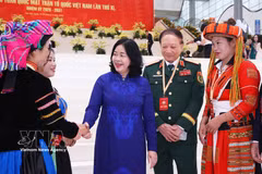 La miembro del Buró Político y presidenta del Comité Central del FPV para el mandato 2026-2031, Bui Thi Minh Hoai, con los delegados del XI Congreso Nacional del FPV. (Foto: VNA)