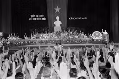 En su primera sesión, la Asamblea Nacional del VI período aprobó la Resolución sobre el nombre del país, la bandera nacional, el escudo de armas nacional, el himno nacional y la organización del Estado, antes de contar con una nueva Constitución. Foto: VNA