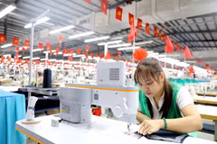 La empresa Veston Hung Ha (perteneciente a la Corporación May 10, invierte en máquinas de coser con tecnología de inteligencia artificial para su producción. (Foto: VNA)