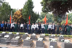 El viceprimer ministro Ho Quoc Dung, asisite al homenaje póstumo a 18 mártires vietnamitas caídos en Camboya (Foto: VNA)