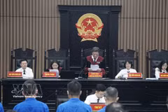 El Tribunal Popular de Hanoi abre el juicio de primera instancia contra el exviceministro de Trabajo, Inválidos de Guerra y Asuntos Sociales, Nguyen Ba Hoan, y otros 27 acusados por delitos de corrupción y violaciones contables. (Foto: VNA)