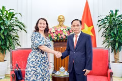 El canciller vietnamita, Le Hoai Trung, recibe a la viceministra de Relaciones Exteriores de Uruguay, Valeria Csukasi Cabrera. (Foto: VNA)